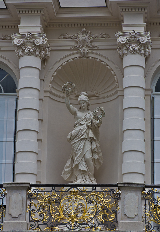статуи на фасаде