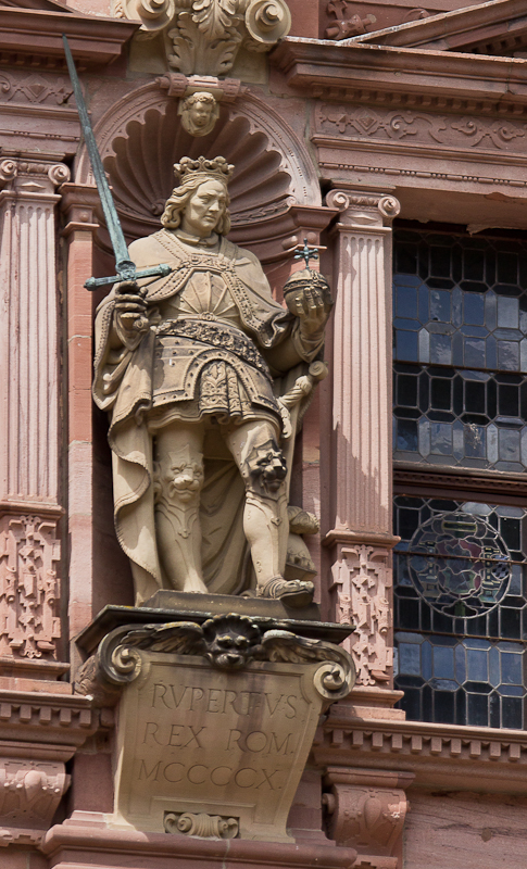скульптуры на фасаде дворца Фридриха